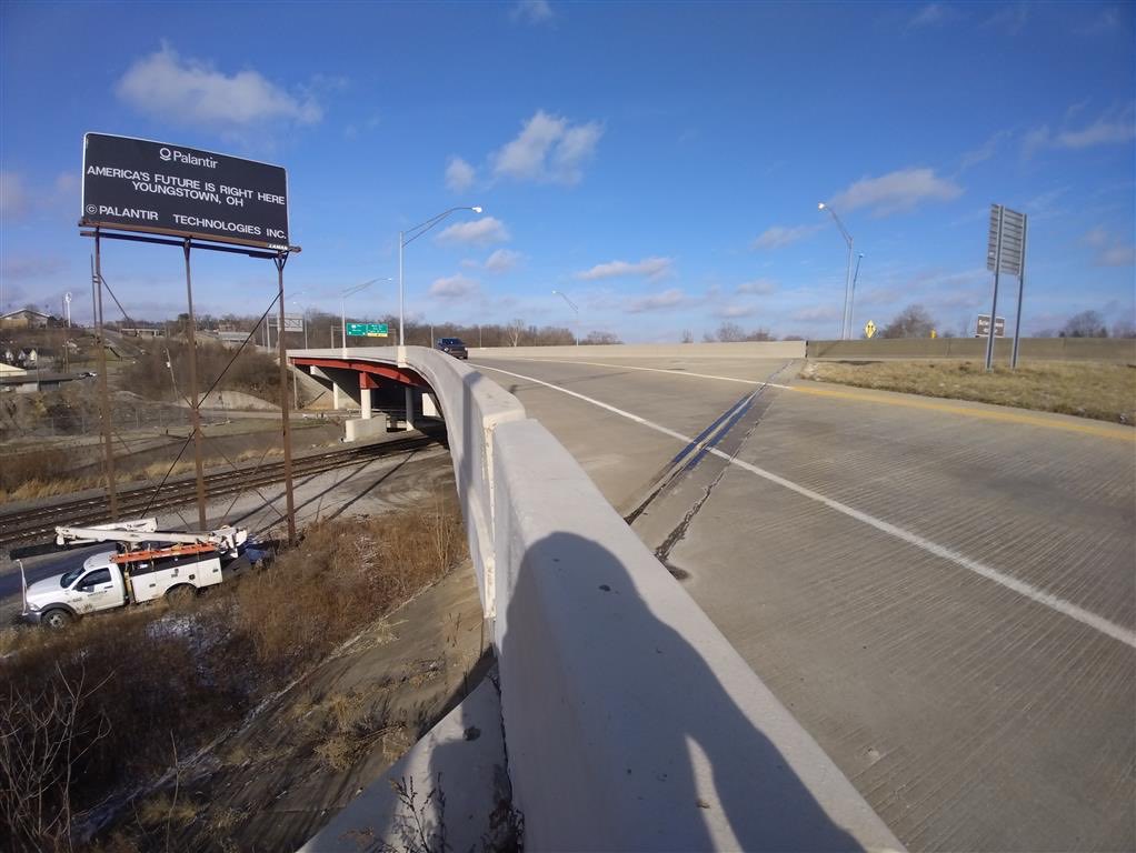 eliano's tweet image. you may have seen the new Palantir ad campaign 👀 

ads were placed in historic industrial powerhouses across America because Palantir believes the AI revolution should bring immense prosperity back to these regions.

in the past, cities like Baltimore and Youngstown were gutted…