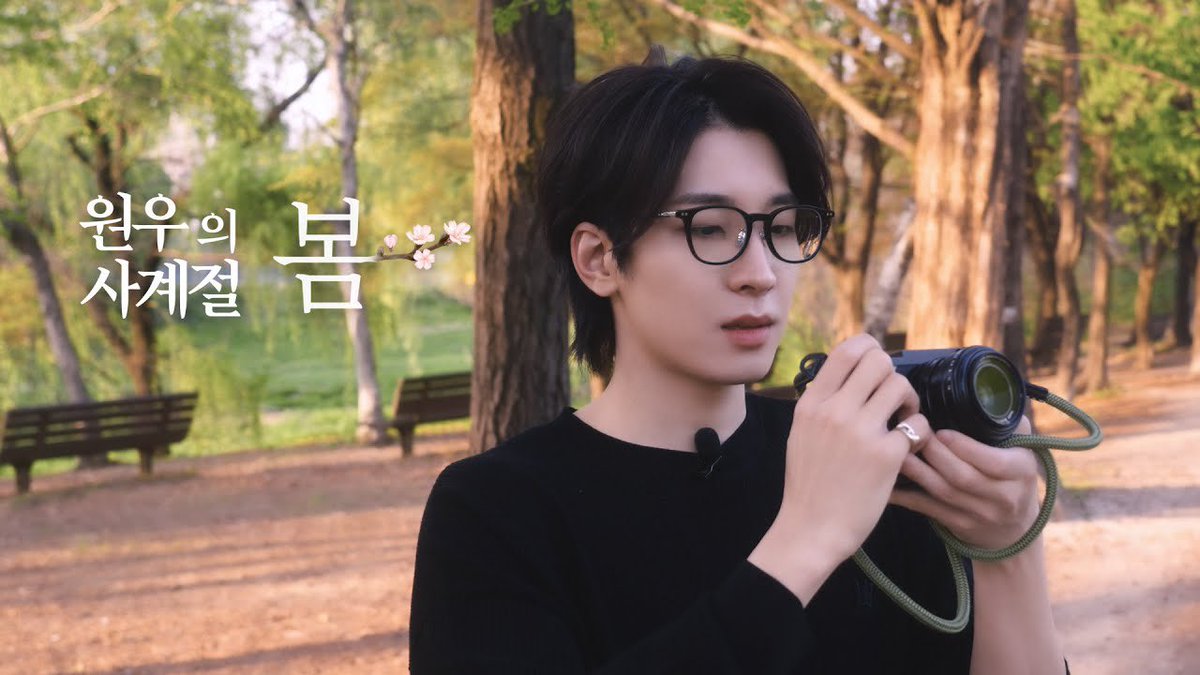 radishkimchhi's tweet image. Him having different hair styles and colors for a whole year 4 seasons 🥺 He really did try so many hair before enlisted

Spring 2024-Longer black hair
Summer 2024-Ginger 
Fall 2024-Purple Wonwoo
Winter 2024-Short black brown