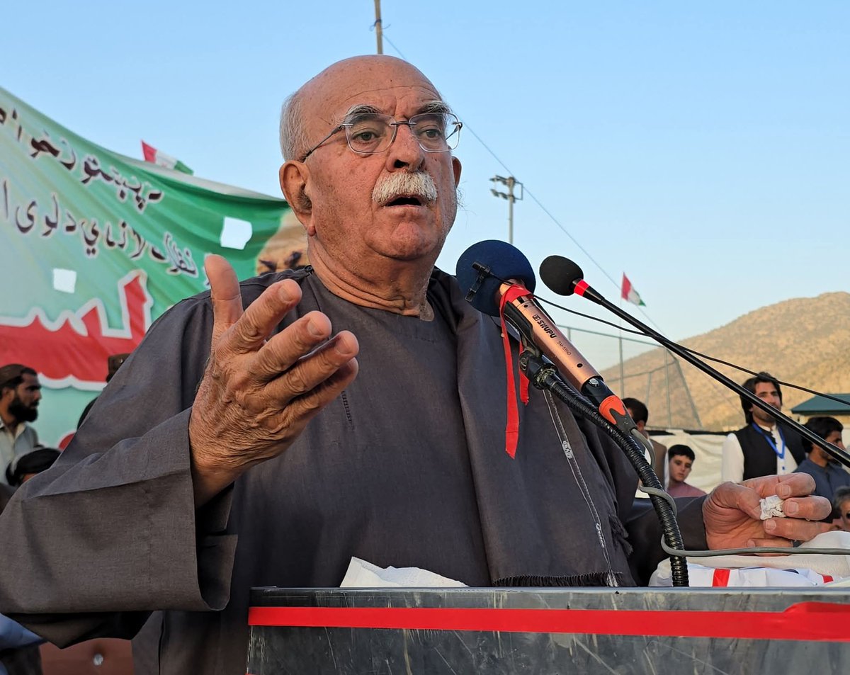 matiullah_34400's tweet photo. محمود خان اچکزئی کو ایک سیٹ جتنے پر اپوزیشن لیڈر بنانے کا ریکارڈ بھی عمران خان کے پاس ہے https://t.co/yDLCb92k5v