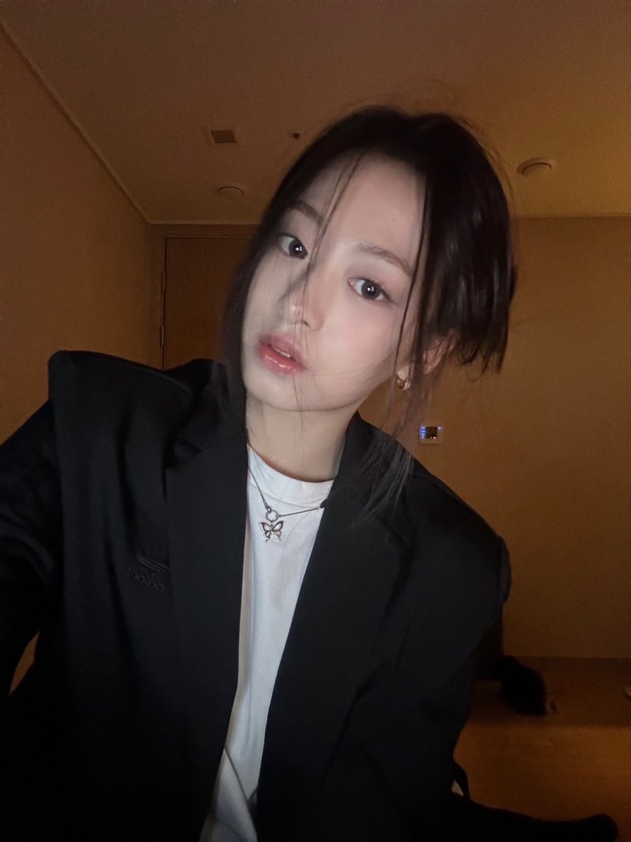 ahyeon pics tweet media