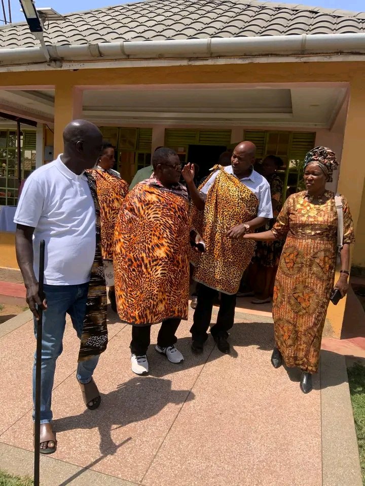 SidaiVincent's tweet photo. Today the Bungoma Delegation payed a condolence visit to us at our Machakus Residence led by Governor Lusaka, Ayub Savula, Senator consulate, Emma Mbura and Bisau kakai.The Sidai' Family  appreciates your show of compassion. https://t.co/8wrJlhEVU2