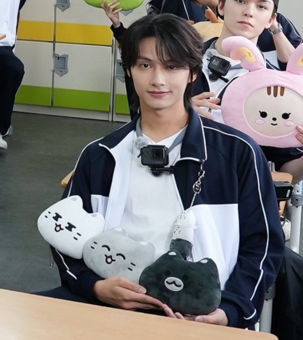 latenightkyoto's tweet image. a single mom who works two jobs loves her kids and never stop