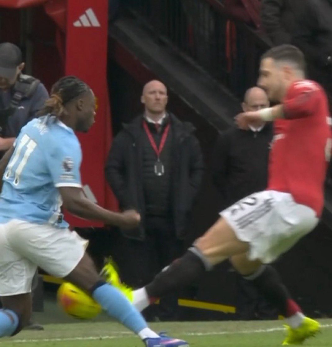 InvertTheWing's tweet image. Leg breaker challenge.

Only given a yellow.