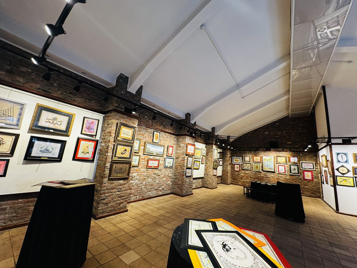 Kıymetli Abdullah İpek amcamızın
“Dört Sanat Bir Sanatçı” sergisini ziyaret etme imkânı bulduk.

Hat, tezhip, minyatür ve özellikle ebru sanatının sabırla, edep ve incelikle buluştuğu bu kıymetli eserler bizleri derinden etkiledi.

Geleneğimizi yaşatan, sanatla gönüllere dokunan