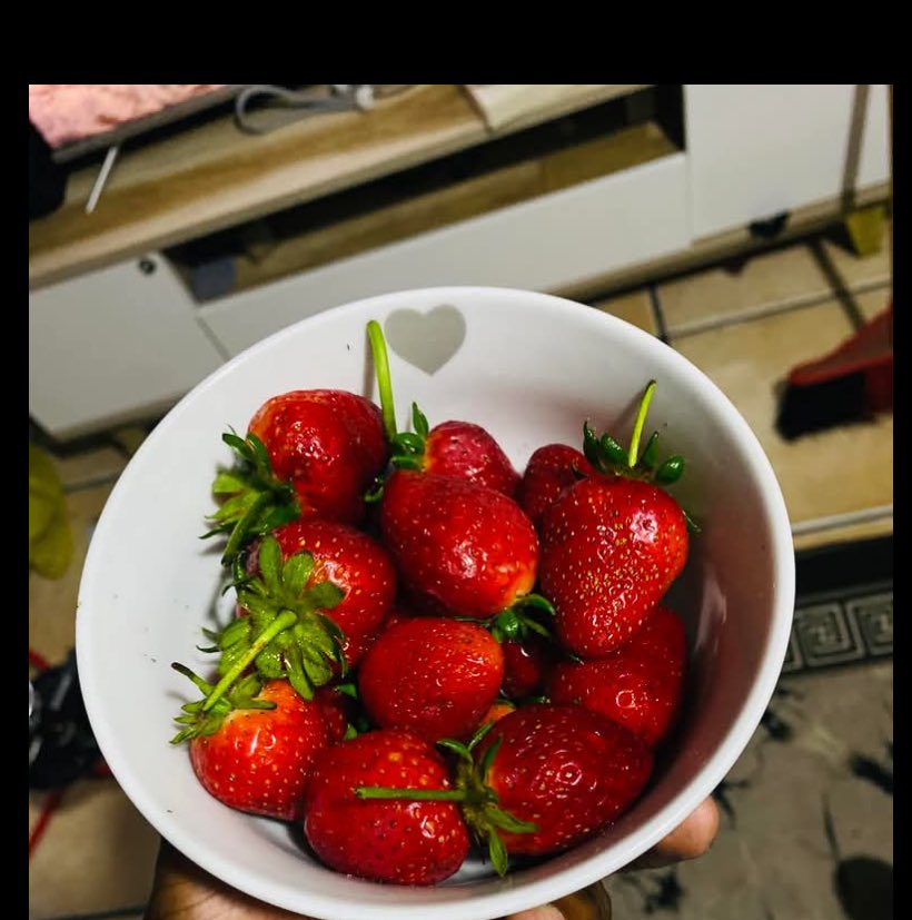 Pearlyi_n_'s tweet image. Name a better fruit than a strawberry.