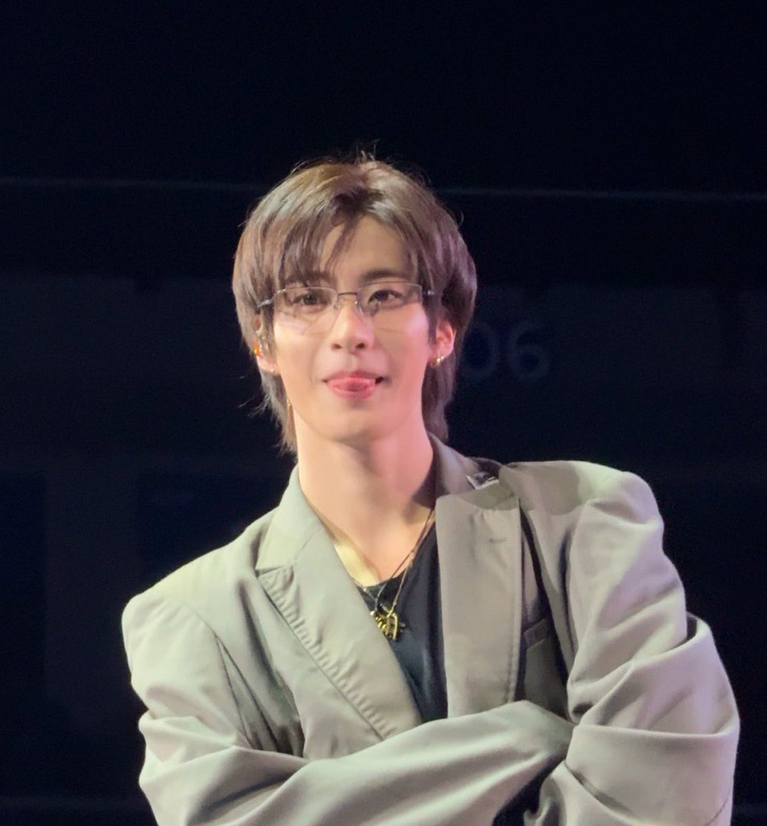 prettieran's tweet image. ชอบที่แอนตันเขาไม่ขาด accessories เลย โดยเฉพาะต่างหูกับแว่นตา คือมันส่งให้เขาทั้งสวยแล้วก็หล่อขึ้นมาก ๆ เหมือนมันได้ทำหน้าที่เครื่องประดับบนตัวเขาอย่างดีที่สุดแล้วอะ จั๊นอ้อบเซด ㅠ ㅠ