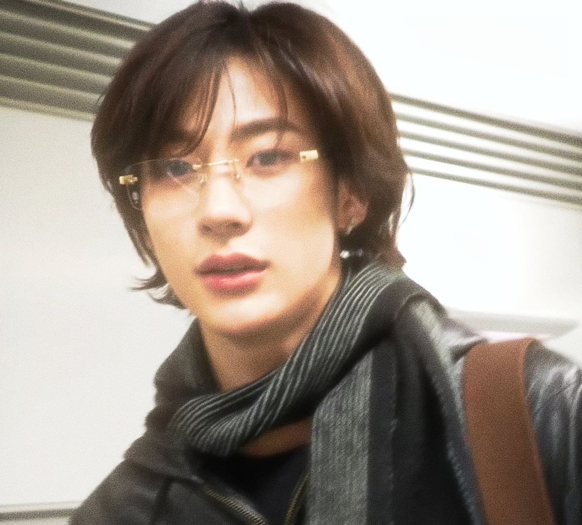 prettieran's tweet image. ชอบที่แอนตันเขาไม่ขาด accessories เลย โดยเฉพาะต่างหูกับแว่นตา คือมันส่งให้เขาทั้งสวยแล้วก็หล่อขึ้นมาก ๆ เหมือนมันได้ทำหน้าที่เครื่องประดับบนตัวเขาอย่างดีที่สุดแล้วอะ จั๊นอ้อบเซด ㅠ ㅠ