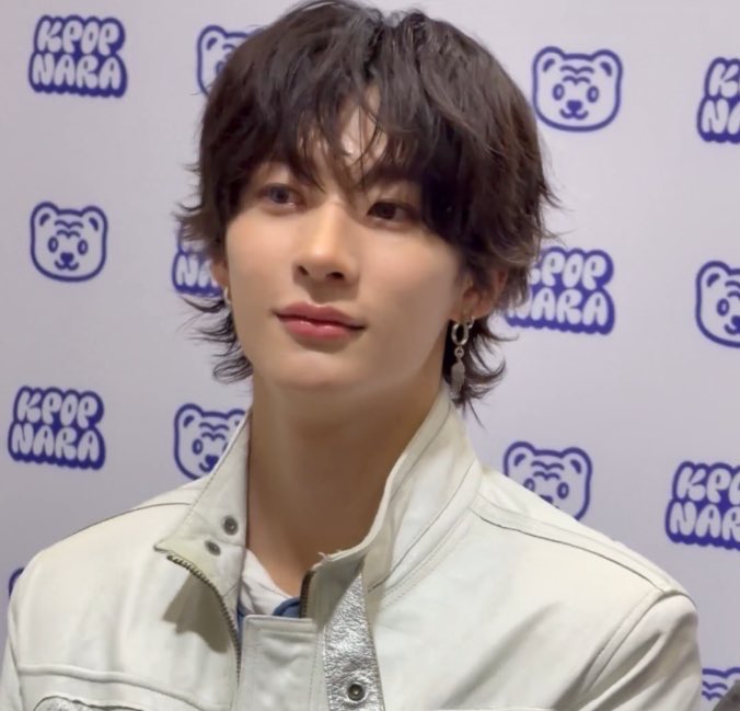 prettieran's tweet image. ชอบที่แอนตันเขาไม่ขาด accessories เลย โดยเฉพาะต่างหูกับแว่นตา คือมันส่งให้เขาทั้งสวยแล้วก็หล่อขึ้นมาก ๆ เหมือนมันได้ทำหน้าที่เครื่องประดับบนตัวเขาอย่างดีที่สุดแล้วอะ จั๊นอ้อบเซด ㅠ ㅠ