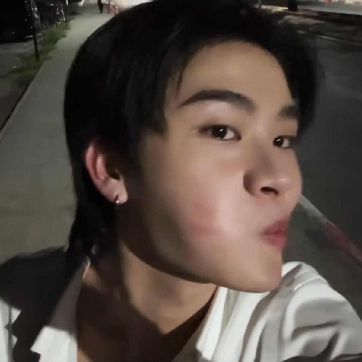 มั่ยแต่น้องลูกเป้อเริ่ดจริง ๆ ได้ทั้งเสื้อช็อปวิศวะ แล้วยังได้เป็นเจ้าของรอยลิปที่แก้มหนุ่มวิศวะอีก หัวแถวแบบไม่ต่อหลังใครมาก ชียืนคิว 1 เท่านั้น