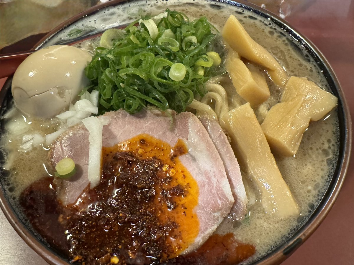 本日のお昼ごはんは･･････🍜
行くつもりだった所が休みだったので😅
毎度おなじみの豚鬼さんへ🏎💨💨💨
紅豚骨麺2玉&amp;メンマ追加で🙋‍♂️
最近はこのパターンですね😚
美味しゅうございました🙋‍♂️