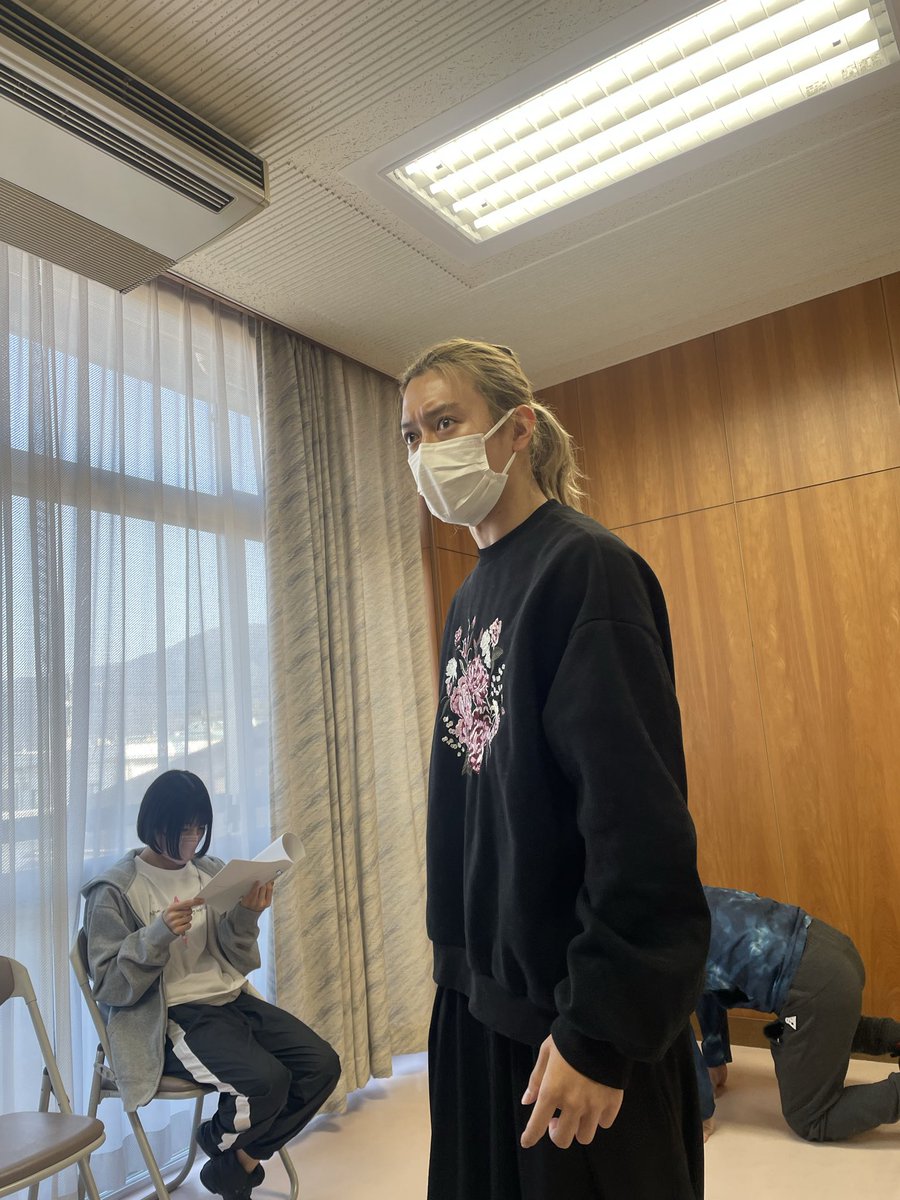 本日も城劇の稽古！
猛スピードで進んでおります^_^
実寸のバミりをとりあえず10箇所作って、いつも立ち位置に収まるように芝居して頂きます。
絶えず構図を意識してもらうためです。