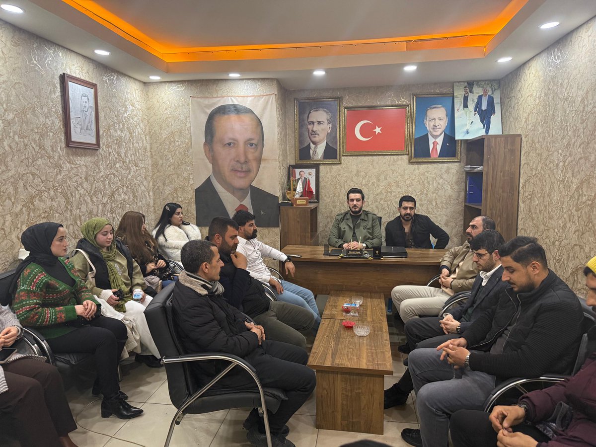 BismilAkgenclik's tweet photo. 📍 AK Parti Bismil İlçe Gençlik Kolları Başkanlığı

Enerjimiz yüksek, inancımız tam! 💪

İstişareyle güçlenen her adım, yarınlara atılmış sağlam bir imzadır.

İlçe Gençlik Kolları toplantımızın; davamıza, ilçemize ve geleceğimize hayırlara vesile olmasını diliyorum. https://t.co/PEPJVjAiJT