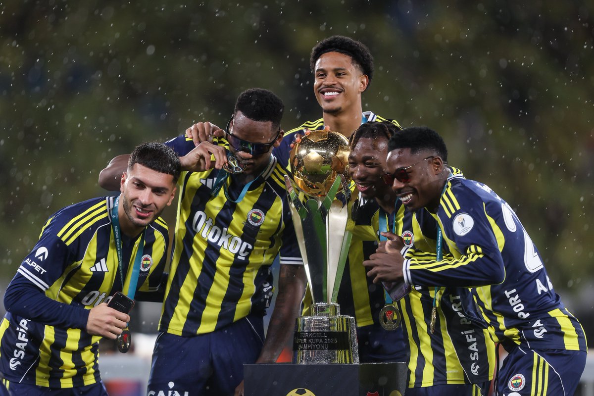 Fenerbahce's first-team players have committed to donating 1% of their salary as part of a new initiative aimed at supporting disadvantaged children and contributing to their education, development, and future opportunities.

Idea driven by director of football Devin Özek with