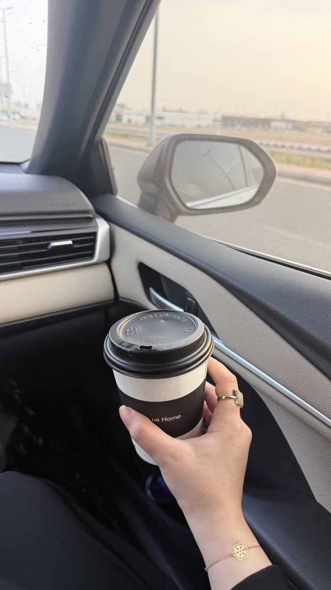 _ill2w's tweet image. طريق جده ومحمد عبده كفيل ينسيني كل شيء ❣️