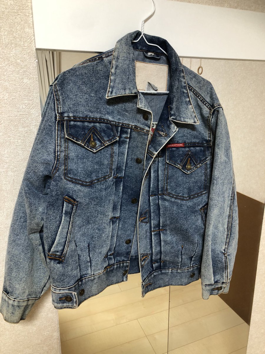 少し前に古着屋さんで見つけたCoca-Colaのロゴが入ったデニム