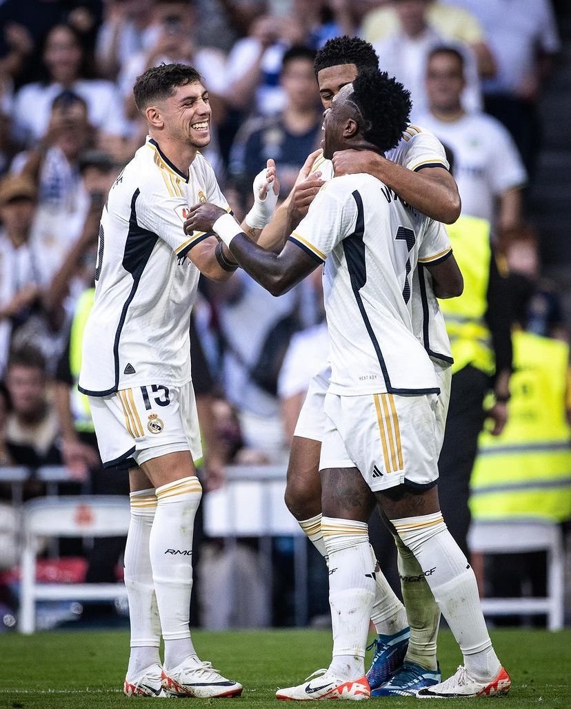 MADRlDISTAS's tweet image. 🚨 Vaias tremendas aos jogadores do Real Madrid durante o anúncio da escalação.

Vinicius, Bellingham e Valverde foram os mais vaiados.

Aplausos para Gonzalo García e Mbappé.

@Grada3com @benfeerr