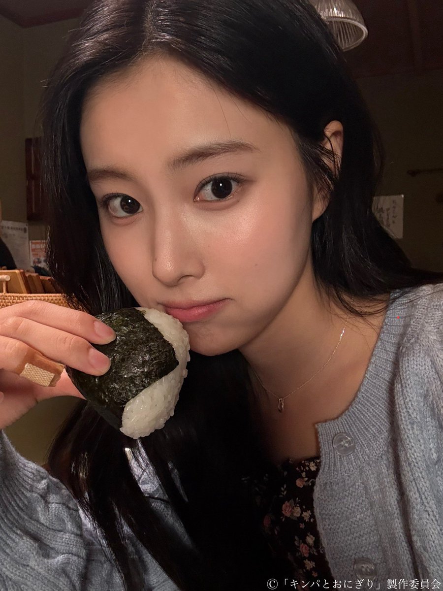 🍙#キンパとおにぎり🫶
第2話 1月19日（月）夜11時6分から放送！
放送と同時にNetflixで世界独占見放題配信📣

📸オフショット
おにぎりを食べる
リン（#カンへウォン）のセルフィーを
お届け🕊️

▶︎TVerでは1話見逃し配信中！ぜひ何度
でもお楽しみください✨
>> tver.jp/series/sr9d373…