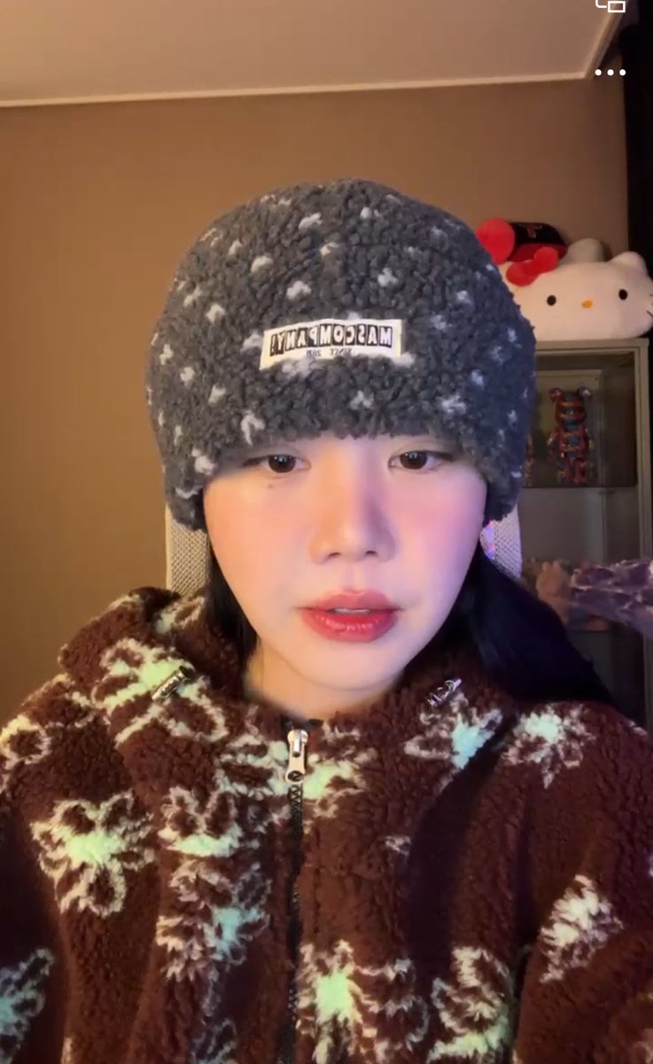 ssjpng's tweet photo. soojin is liveeee https://t.co/Tn21FKtja2