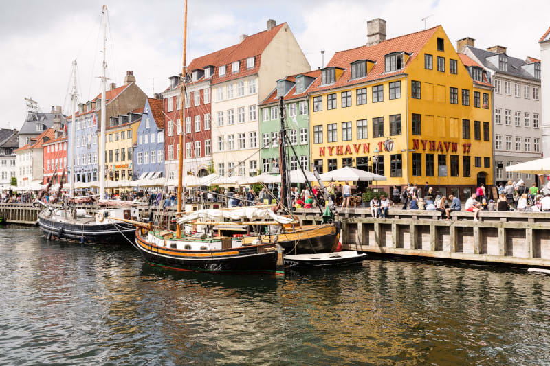 SpreadingMagic's tweet image. 🇩🇰✨ Discover the enchanting beauty of Copenhagen, Denmark! This vibrant city is known for its stunning architecture, picturesque canals, and colorful buildings that create a charming atmosphere at every turn. 🏛️

Contact me today to book your European adventure! 📞✈️