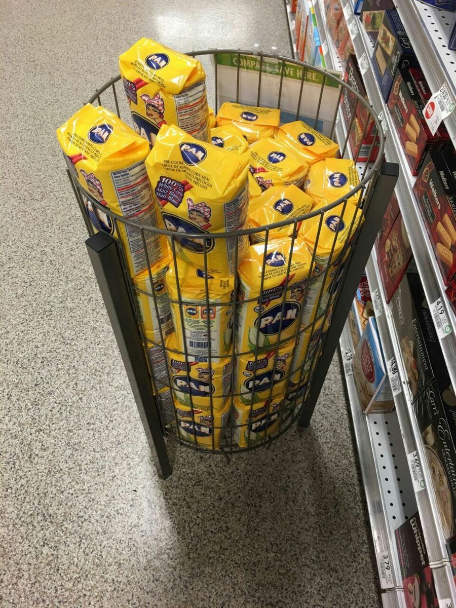 blueesoul's tweet photo. También me encontré esta foto, me imagino que se la mandaría a alguien pa decirle que suerte encontré harina pan 😬😬 , seguro en el papelito ese decía cuántas por persona eran https://t.co/5BdTyMPShb