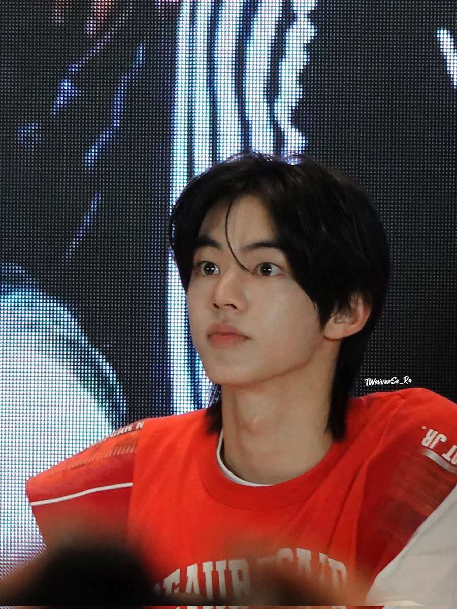 orjchive's tweet image. literally an omega’s gaze silently wishing for a quick kiss and a small pat on the head as a reward for behaving