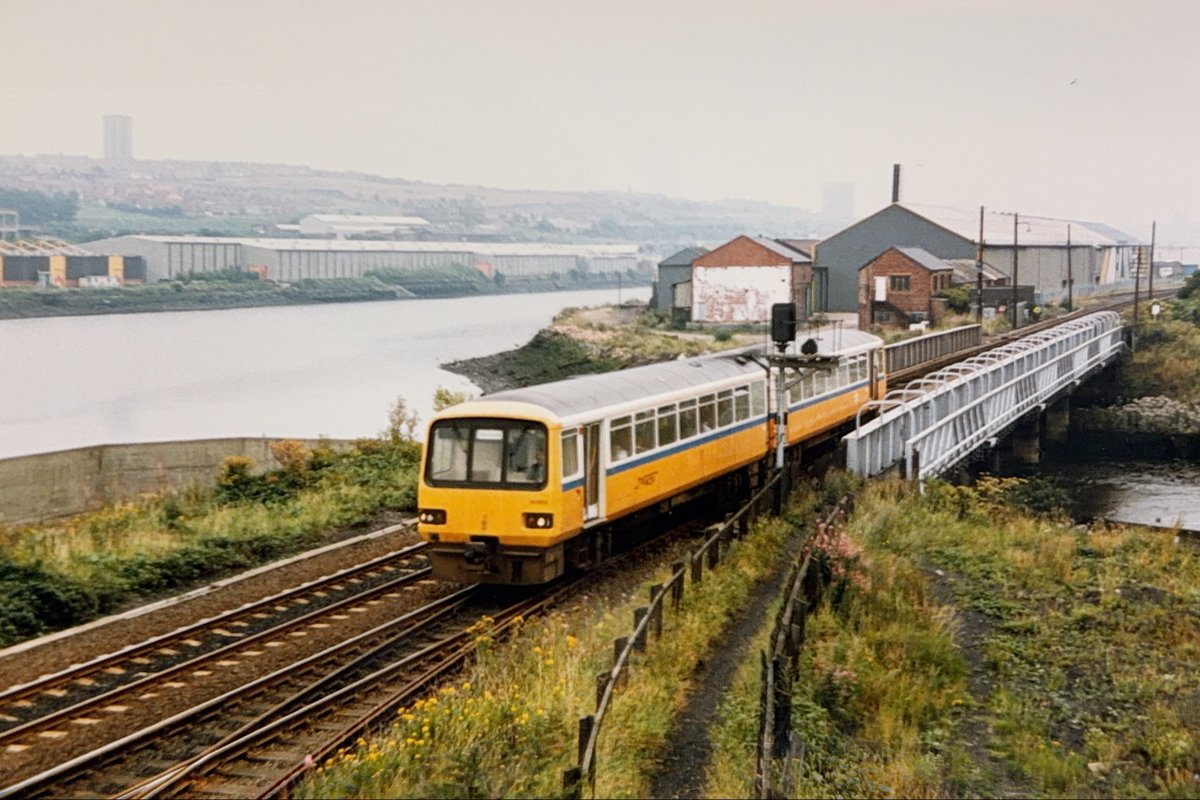 ASMRailPhotos's tweet image. 🚂| Class 143625
📍| Gateshead
📆| 1987

Heaton Depot’s 143625 in Tyne &amp;amp; Wear PTE livery crossing the River Derwent. 143625 moved to Wales and entered preservation at the Keighley &amp;amp; Worth Valley Railway in 2021.

#class143 #143625 #pacer #railbus

📸| from the Hall collection