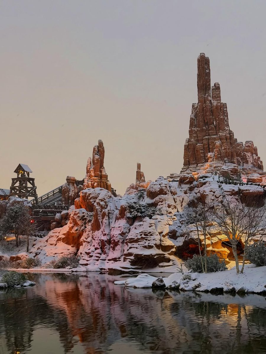 Il y a quelques jours les premières neiges de l'année sont arrivées à Disneyland Paris, la recette parfaite pour un hiver encore plus magique. ❄️

📸 Instagram: enchante_de.quoi, capbaba1, mvdzaag,, toondlp.

Retrouvez d’autres souvenirs partagés par nos visiteurs sur notre