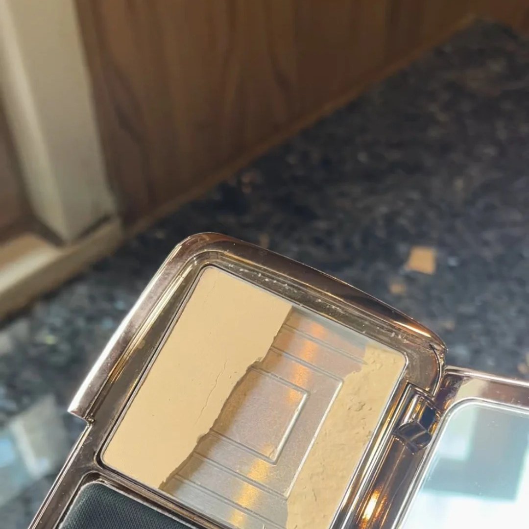 Runfurthermore's tweet image. 今日、パウダーコンパクトを壊してしまったので、明日新しいものを買わなければなりません