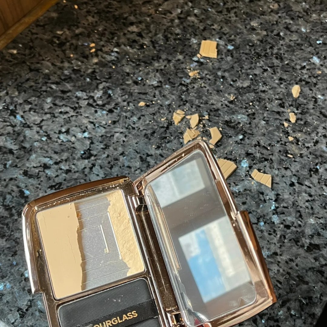 Runfurthermore's tweet image. 今日、パウダーコンパクトを壊してしまったので、明日新しいものを買わなければなりません