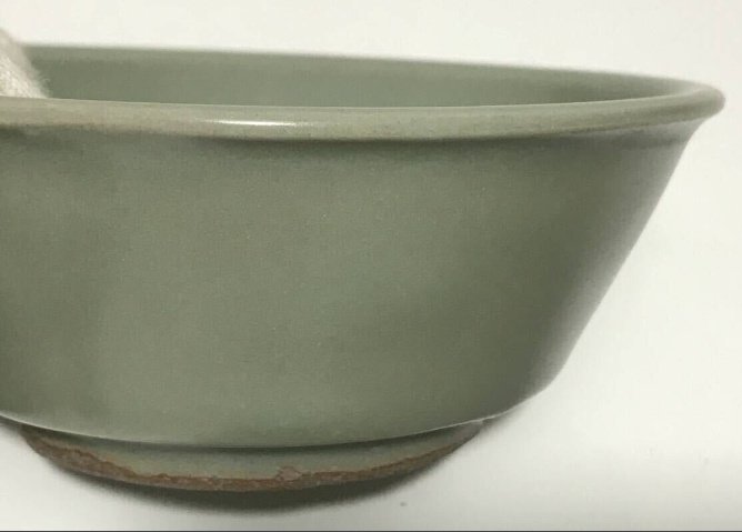 kujiratama's tweet image. 相互さんと「2000年頃の開発ラッシュで出土した中国陶磁器が再度市場に出てくる流れになっている」と話していたので冷やかしに行ったら官窯もしくは龍泉倣官窯の筆洗が出ていてマジか、となった