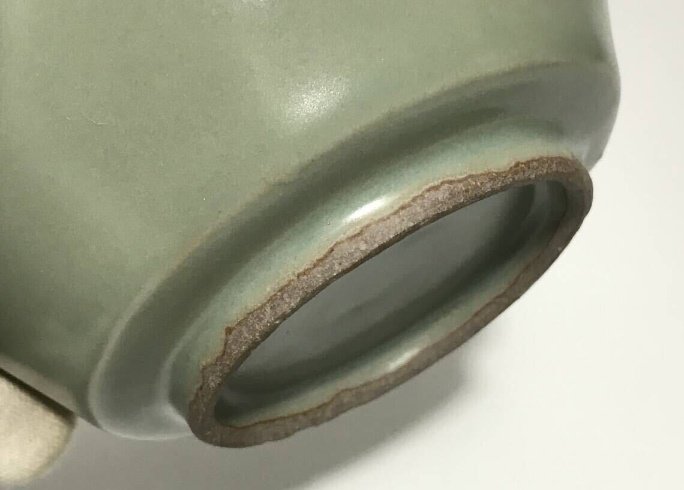 kujiratama's tweet image. 相互さんと「2000年頃の開発ラッシュで出土した中国陶磁器が再度市場に出てくる流れになっている」と話していたので冷やかしに行ったら官窯もしくは龍泉倣官窯の筆洗が出ていてマジか、となった