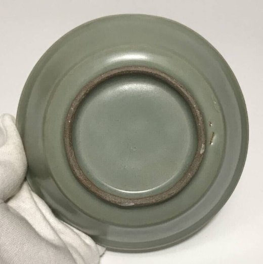 kujiratama's tweet image. 相互さんと「2000年頃の開発ラッシュで出土した中国陶磁器が再度市場に出てくる流れになっている」と話していたので冷やかしに行ったら官窯もしくは龍泉倣官窯の筆洗が出ていてマジか、となった