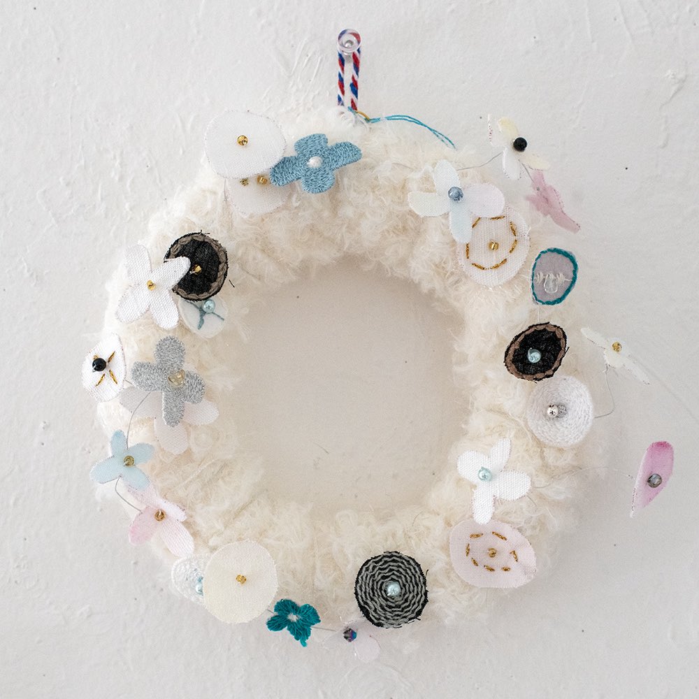 douxdimanche's tweet image. 📯NEW ARRIVALS 📯「ぬいきものたち　旅する縫い絵アトリエ exhibition」より、縫い絵作家の大島亜佐子さん による作品の一部をWEBショップでご紹介しています💘

会期中 25(日)18:00 まで期間限定でのお取り扱いとなりますので、ぜひオンラインでもお楽しみくださいね🪡🧵

2dimanche.shop-pro.jp/?mode=cate&amp;amp;cbi…