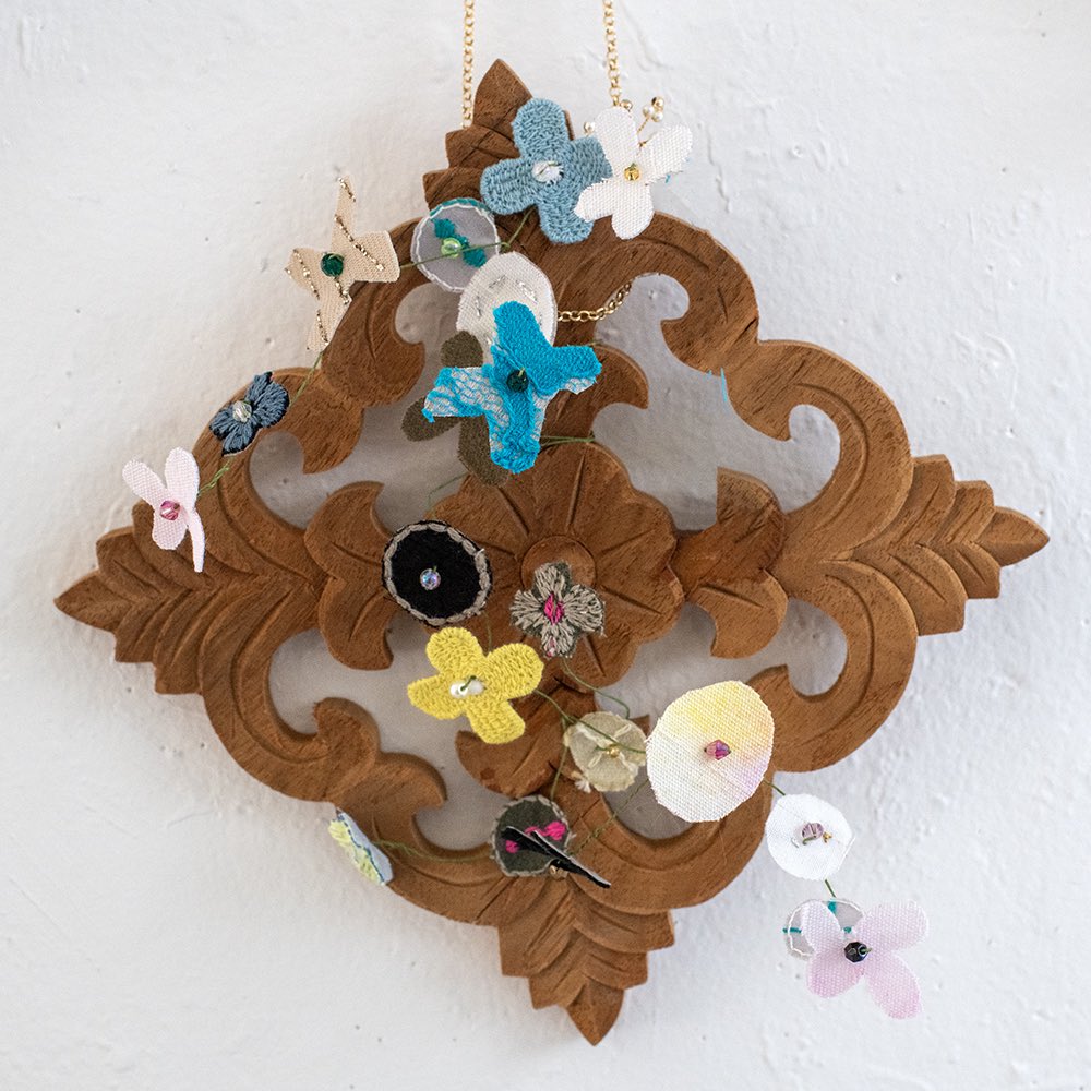 douxdimanche's tweet image. 📯NEW ARRIVALS 📯「ぬいきものたち　旅する縫い絵アトリエ exhibition」より、縫い絵作家の大島亜佐子さん による作品の一部をWEBショップでご紹介しています💘

会期中 25(日)18:00 まで期間限定でのお取り扱いとなりますので、ぜひオンラインでもお楽しみくださいね🪡🧵

2dimanche.shop-pro.jp/?mode=cate&amp;amp;cbi…