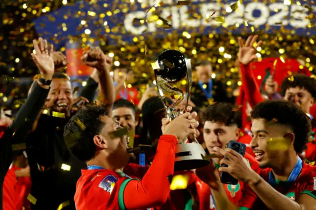 AbouJad_Talks's tweet image. المغرب 🇲🇦 اثبت سابقا قدرته على التألق و النجاح خارج افريقيا، في مستوى عالي جدا ..

لا نحتاج لكواليس القارة لإثبات شيء كالبعض !

 العالم يعرفنا و يعرف ما يستطيع المغرب القيام به ..

و حتى عندما ساهم خطأ تحكيمي قاتل في نصف نهائي المونديال في خروجنا، خرجنا مرفوعي الرأس و لم نبكي ..