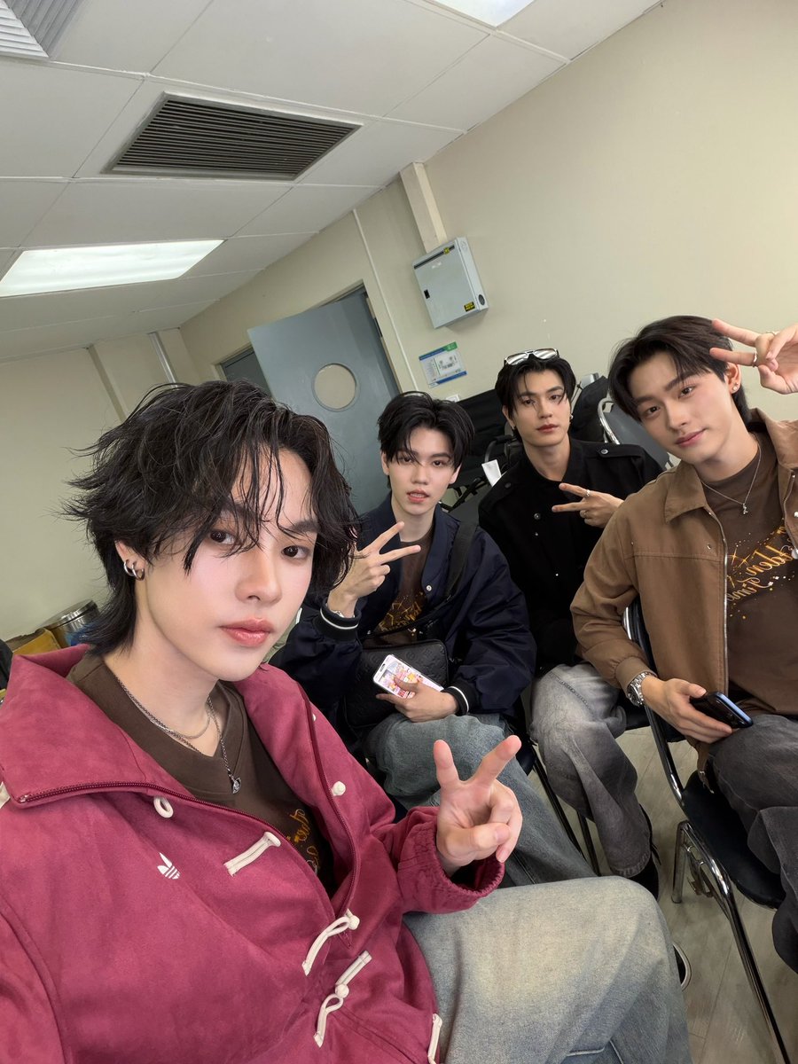 Fifa_thanut's tweet image. มาเชียร์พี่ๆเขมจิราค้าบบบ

KNP TFO CONCERT
#KhemjiraConcertDay1