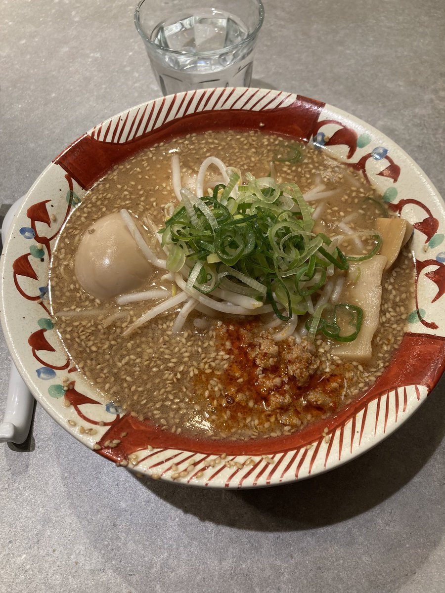 hideken4795's tweet photo. ヒカルさんと令虎の桑田さんがオープンした話題のべんてん屋行って来ました。
濃厚味噌で甘い旨辛スープに細麺最高でした。また行きます。　#べんてん屋 https://t.co/pVnSHI610j