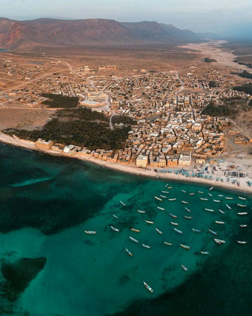 في البدء كانت #سقطرى، وفي الختام أيضا.. لم يكن هناك شيء خاضع للصدفة، ولم تكن حكومة #أبوظبي تعمل لأجل شيء في #اليمن سوى ذلك المطمع الأهم.
نحاول هنا التوغل في بعض الوثائق السرية التي حصلنا عليها من مصادر خاصة، وهي وثائق تكشف حجم الاهتمام المبكر بجزيرة سقطرى منذ قرابة ثلاثة عقود من