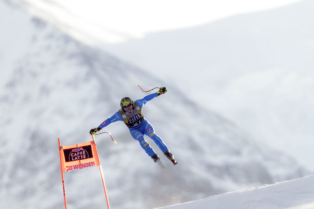 Wengen, Franzoni sul podio dietro i professori Odermatt e Kriechmayr dlvr.it/TQPXCM