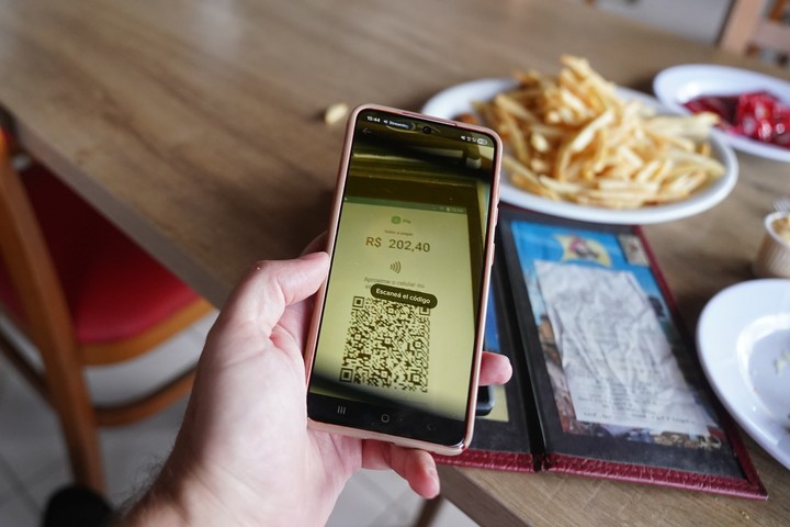 PAGÁS CON QR Y TE VACÍAN LA CUENTA: CÓMO FUNCIONA LA NUEVA OLA DE ESTAFAS

Los fraudes con códigos QR se multiplicaron en la Argentina y ya son una de las principales amenazas digitales. Ataques de phishing crecieron más de cinco veces en tres meses y aprovechan la confianza en