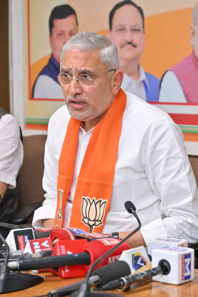 iJagdishBJP's tweet photo. આમ આદમી પાર્ટી દ્વારા પંજાબમાં પત્રકારો પર અત્યાચાર થઈ રહ્યા છે અને TMC નેતાઓ દ્વારા પશ્ચિમ બંગાળમાં ઘૂસણખોરોને છાવરમાં આવી રહ્યા છે. 

આ અત્યાચારોને ઉજાગર કરવા આજે પ્રદેશ કાર્યાલય 'શ્રી કમલમ્' ખાતે પત્રકાર પરિષદને સંબોધી. https://t.co/gkrZdJTb6F