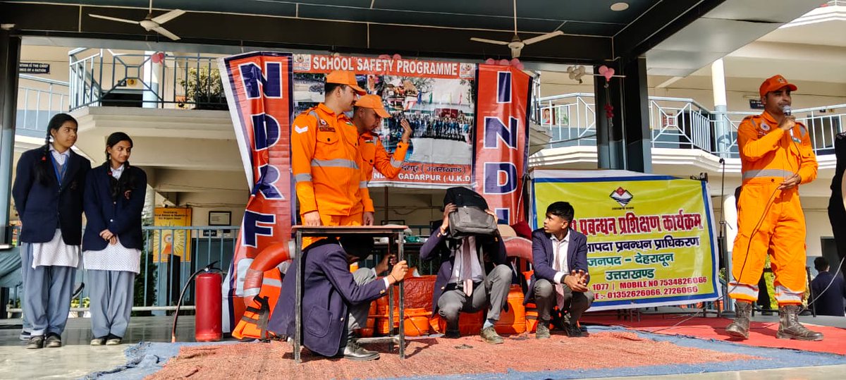 15bnNdrf's tweet image. Team 15 BN NDRF conducted a School Safety Programme (SSP) at SSGR, Patel Nagar, Dehradun (UKD).

👇 Topics covered:
🔸Role of NDRF &amp;amp; disaster preparedness
🔹CPR, FBAO &amp;amp; BLS | bleeding control
🔸Rope rescue techniques
🔹Fire safety &amp;amp; Earthquake do’s &amp;amp; don’ts
👥 Beneficiaries: 600