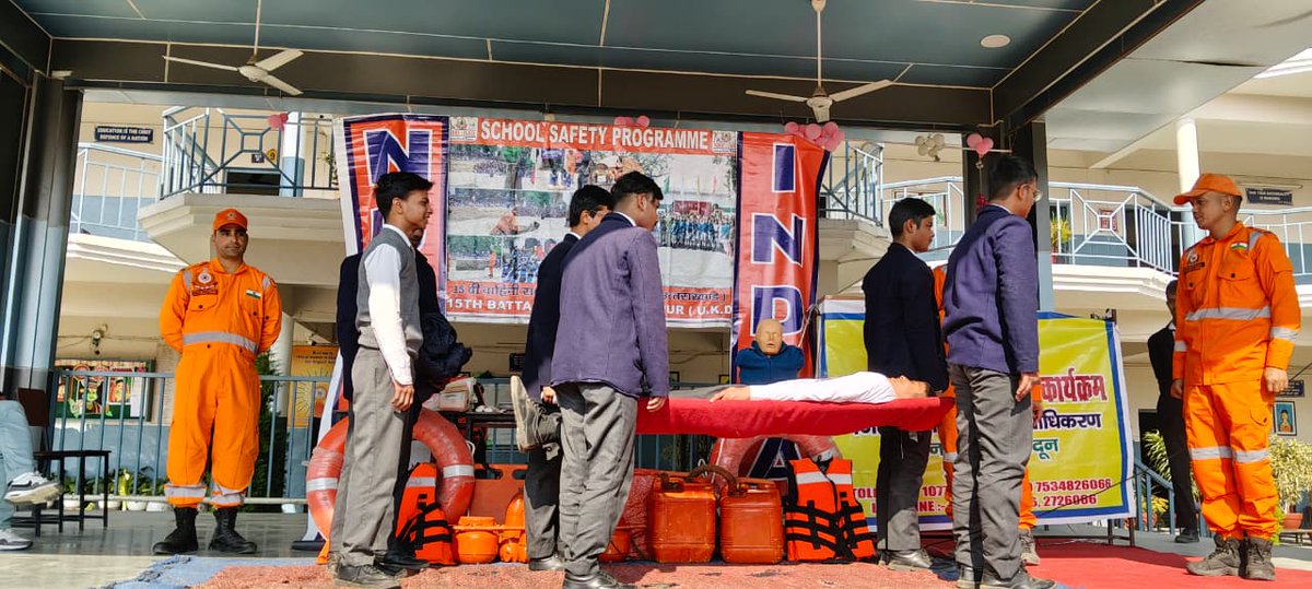 15bnNdrf's tweet image. Team 15 BN NDRF conducted a School Safety Programme (SSP) at SSGR, Patel Nagar, Dehradun (UKD).

👇 Topics covered:
🔸Role of NDRF &amp;amp; disaster preparedness
🔹CPR, FBAO &amp;amp; BLS | bleeding control
🔸Rope rescue techniques
🔹Fire safety &amp;amp; Earthquake do’s &amp;amp; don’ts
👥 Beneficiaries: 600