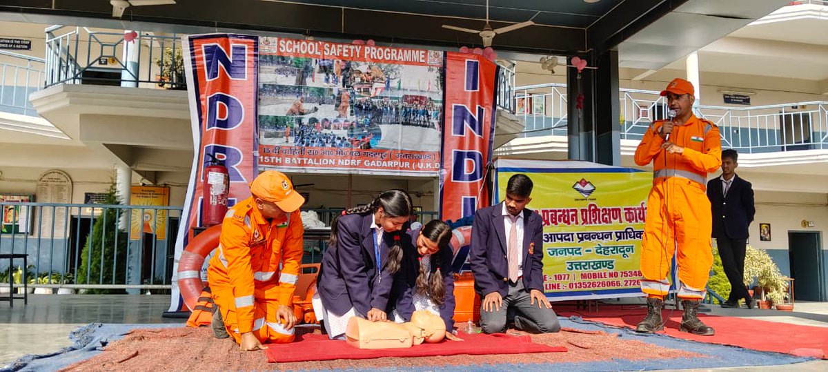 15bnNdrf's tweet image. Team 15 BN NDRF conducted a School Safety Programme (SSP) at SSGR, Patel Nagar, Dehradun (UKD).

👇 Topics covered:
🔸Role of NDRF &amp;amp; disaster preparedness
🔹CPR, FBAO &amp;amp; BLS | bleeding control
🔸Rope rescue techniques
🔹Fire safety &amp;amp; Earthquake do’s &amp;amp; don’ts
👥 Beneficiaries: 600