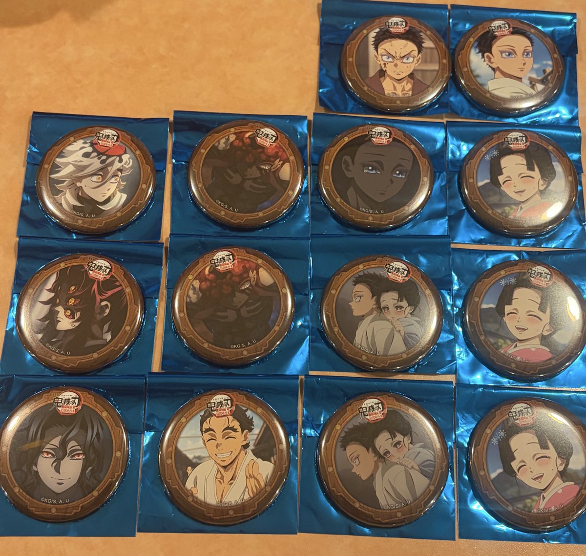 鬼滅の刃 第三期、第四期 57mm缶バッジ 童磨.慶蔵 鬼滅の刃 57mm缶バッジ 童磨.黒死牟.慶蔵 鬼滅