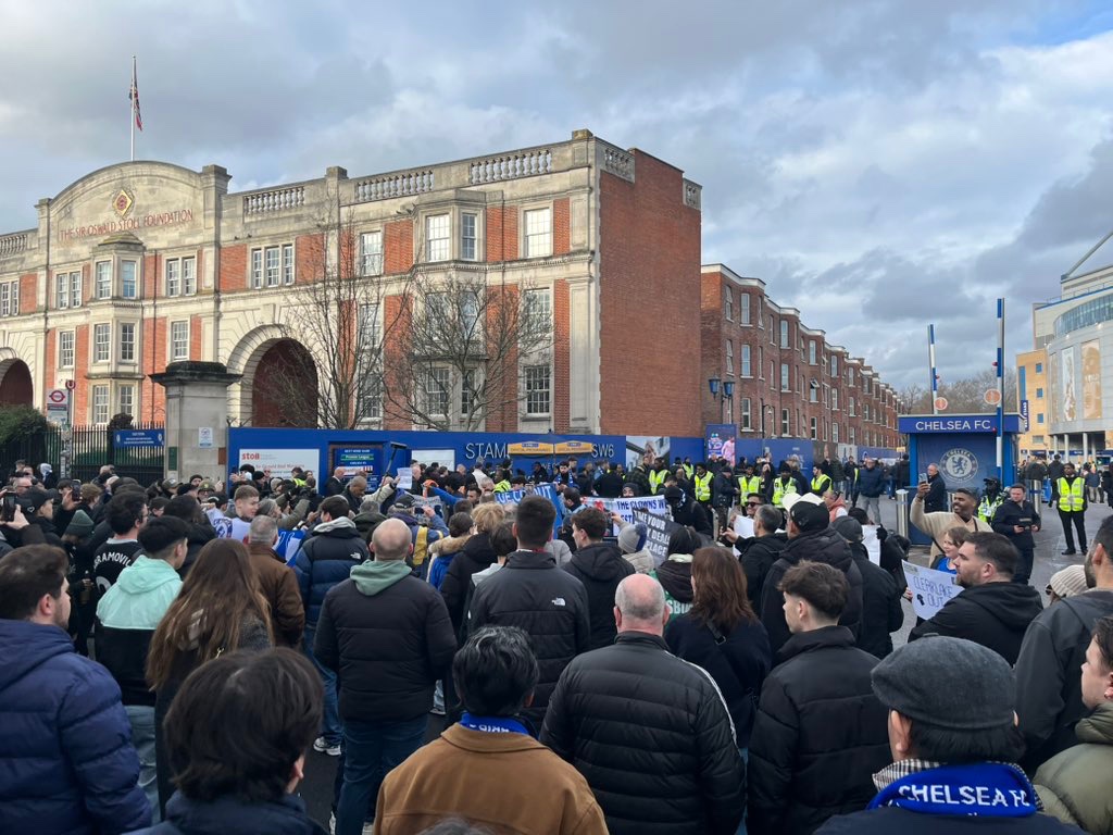 goalsside's tweet image. 🚨🚨| BREAKING: Protest by Chelsea fans outside Stamford Bridge is now underway. 

Chants of “we want our Chelsea Back” were heard from the Fans.