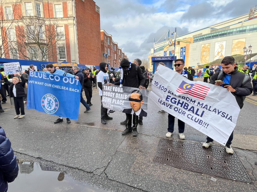 goalsside's tweet image. 🚨🚨| BREAKING: Protest by Chelsea fans outside Stamford Bridge is now underway. 

Chants of “we want our Chelsea Back” were heard from the Fans.