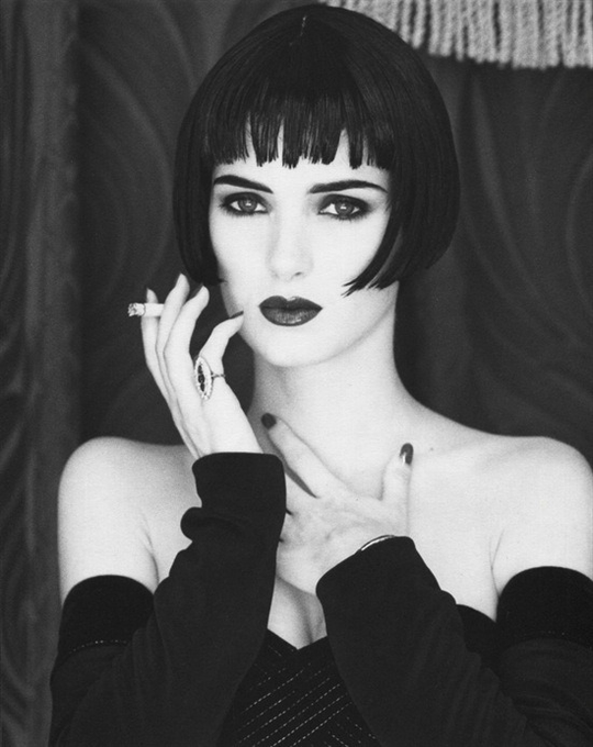 Suzanne08253534's tweet photo. Winona Ryder photographed by Firooz Zahedi, 1990 https://t.co/PYXTOYvN8Y