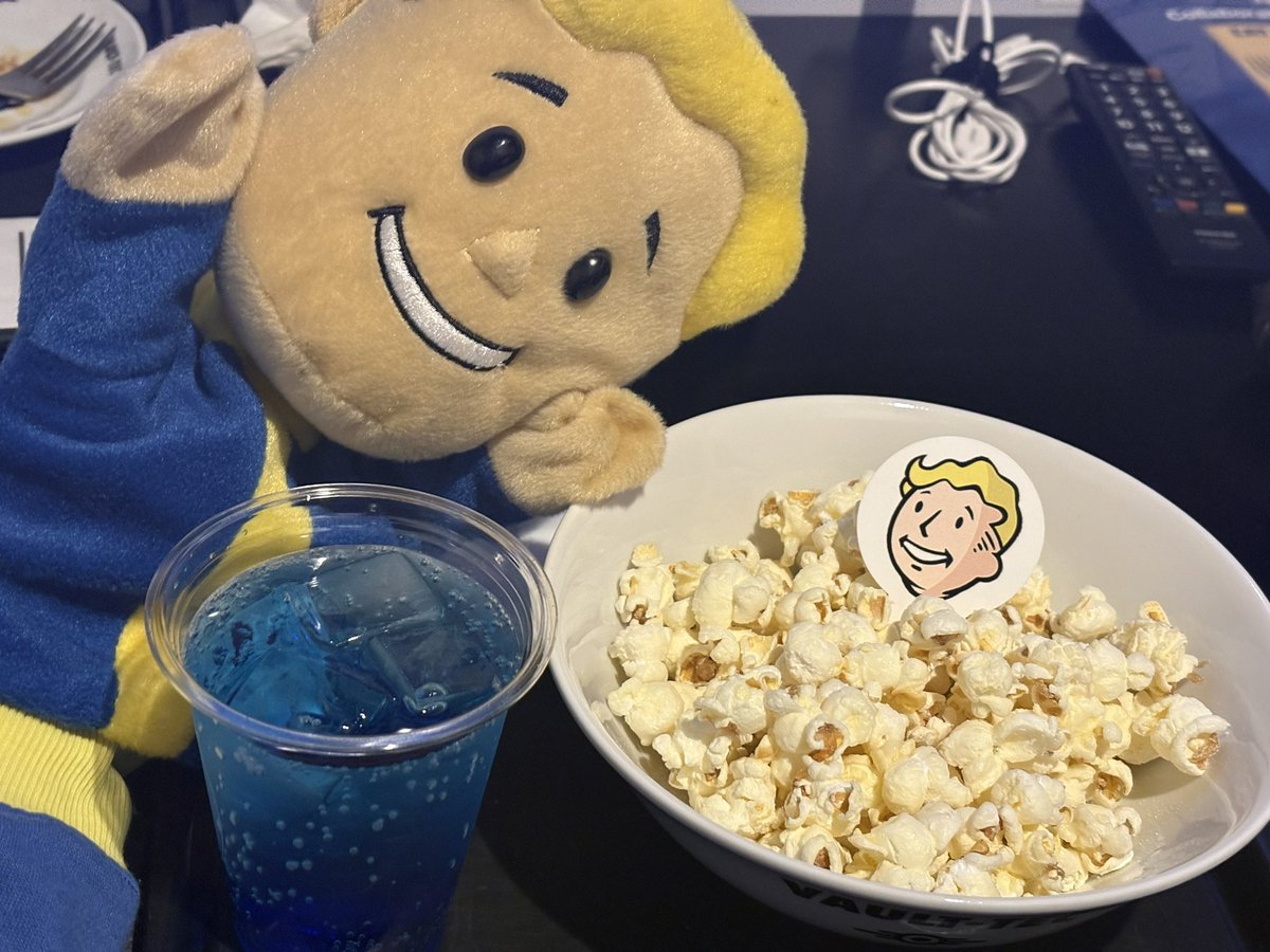 HalBojangle's tweet photo. フォールアウトコラボカフェにVault77居住者として行ってきたよ!料理がどれも美味しくてビックリ。サルサパリがドクペの様な薬品味あって結構好き。飲む時はスター付きキャップを狙う人に注意してください。
#FalloutCafe https://t.co/BtI5aCIg6k