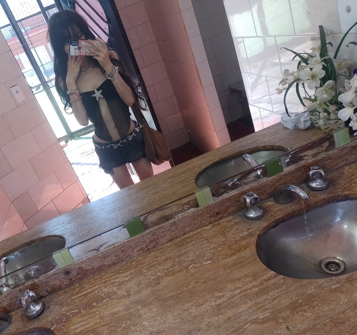 fiochuuu's tweet image. feeling kinda thin because this crop top hides my wide ass ribs :')